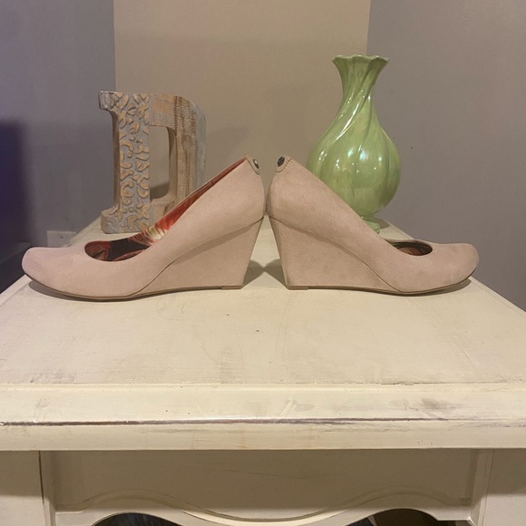 K Studio Cream/Beige Suede Wedge Shoes - Picture 6 of 8